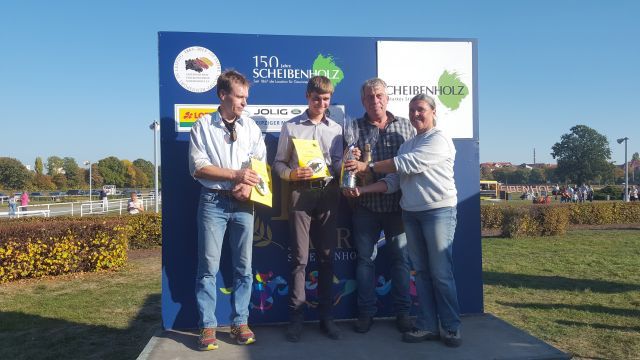 Siegerehrung 2018 in Leipzig mit von links Pavel Bradik (3.), Daniel Paulick (Sieger) und Christof Schleppi (2.) sowie Karen Kaczmarek, Vorsitzende des Vereins Deutscher Besitzertrainer. Foto: Verein Deutscher Besitzertrainer