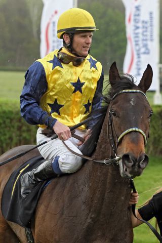 Ist in Frankreich geboren und trägt den passenden Namen: Arles mit Jozef Bojko nach ihrem Hoppegartener Sieg. www.galoppfoto.de - Sabine Brose