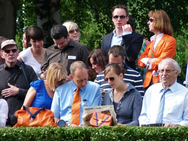 Danedream-Fans warten am Iffezheimer Führring auf ihren Star. Foto Karina Strübbe