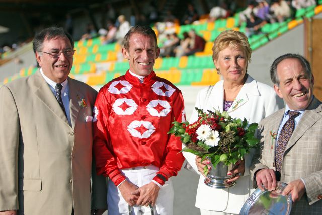 Die BBAG mit Karl-Dieter Ellerbracke (l.) und Carola Ortlieb veranstaltet ein weiteres Auktionsrennen in Avenches, hier bei der Siegerehrung für  Fort Hastings mit Terry Hellier und Trainer Mario Hofer im vergangenen Jahr. www.galoppfoto.de