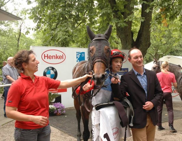 Brunello mit Daniele Porcu und Sascha Smrczek nach dem Düsseldorfer Sieg. Foto: Gabriele Suhr