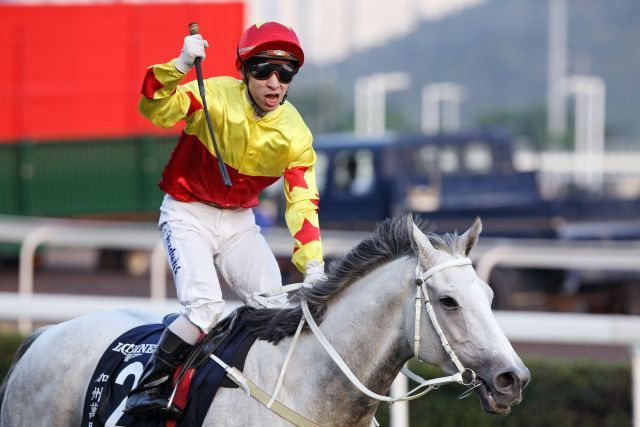 California Memory - hier mit Matthew Chadwick nach dem letztjährigen Hong Kong Cup-Sieg - war erneut auf Gr. I-Parkett erfolgreich. www.galoppfoto.de - Frank Sorge