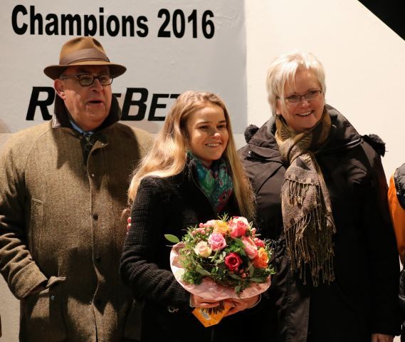 Holte sich beim letzten Renntag des Jahres das letzte Championat bei den Amateurreiterinnen: Larissa Bieß (Mitte) mit DVR-Chefmanager Jan Antony Vogel und Katja Baltromei vom Amateurverband. Foto: Dr. Jens Fuchs