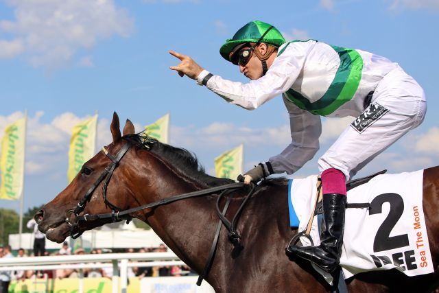 Christophe Soumillion zelebriert den überlegenen Derbysieg  auf Sea The Moon. www.galoppfoto.de - Sabine Brose