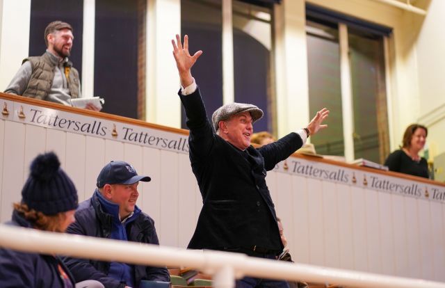 Clive Washbourne hat gerade ein Pferd gekauft, links Trainer David Menuisier. Foto: Tattersalls