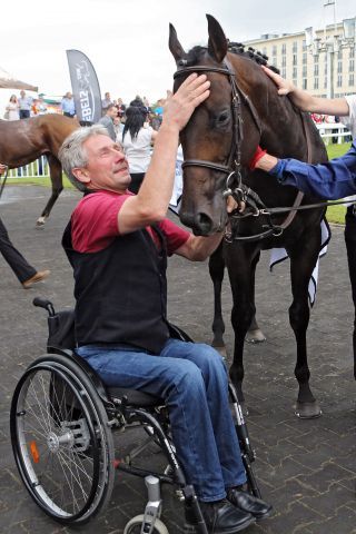 Auf dem Weg nach Hong Kong? Dabbitse und sein Trainer Christian Zschache nach dem Gruppesieg in Hamburg. www.galoppfoto.de - Frank Sorge