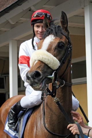 Daksha mit Adrie de Vries nach dem Sieg im Iffezheimer Diana-Trial. www.galoppfoto.de - Sarah Bauer