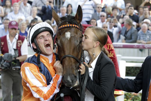 Der größte Erfolg: Andrasch Starke nach dem Sieg im Prix de l'Arc de Triomphe 2011 mit Danedream und deren Betreuerin Cynthia Atasoy. www.galoppfoto.de - Frank Sorge