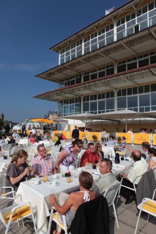 Das beliebte Rennbahn-Frühstück wird beim Frühjahrs-Meeting nun an jedem Tag angeboten. www.galoppfoto.de