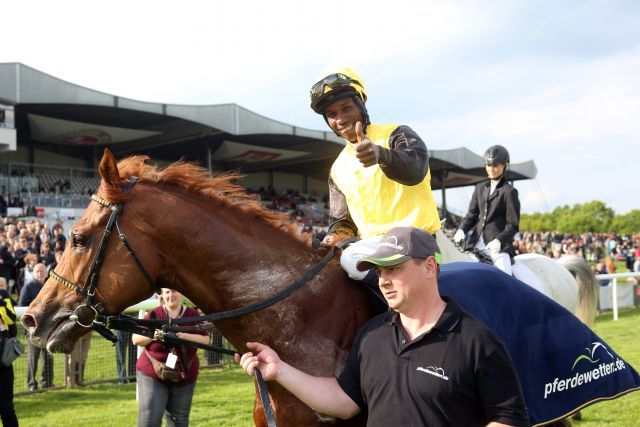 Daumen hoch für das Deutsche Derby: Eduardo Pedroza ist von Gestüt Fährhofs Quasillo nach dem pferdewetten.de-Bavarian Classic überzeugt. www.galoppfoto.de - Frank Sorge