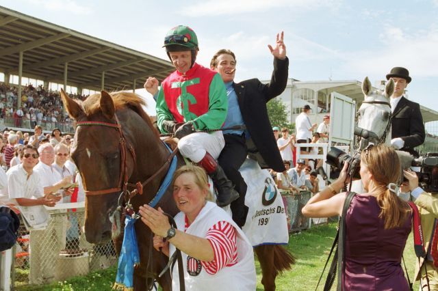 Der Derbysieger Belenus mit Kevin Darley nach dem Sieg im Deutschen Derby 1999 mit Manfred Hofer im Huckepack. www.galoppfoto.de - Frank Sorge