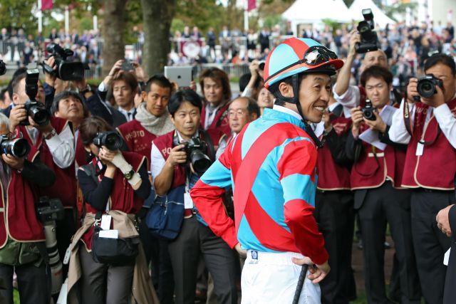 Im Fokus der Medien auf der Rennbahn in Longchamp: Japans Rekord-Jockey Yutaka Take. www.galoppfoto.de - Frank Sorge