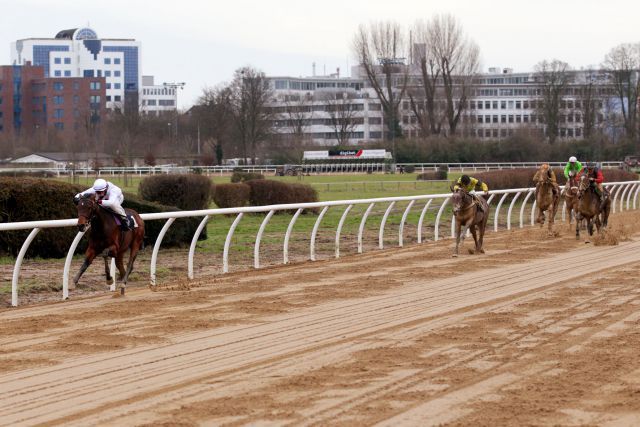 Der Jockey bleibt sauber - Battash mit Andrasch Starke weit voraus. www.klatuso.com - Klaus-Jörg Tuchel