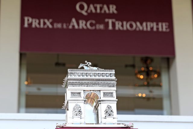 Darum geht es heute: Der wohl begehrteste Ehrenpreis der Welt im Galopprennsport - die Prix de L'Arc de Triomphe Trophy. www.galoppfoto.de - Sabine Brose