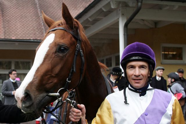 Verabschiedet sich mit einem dicken Treffer nach Katar: Adrie de Vries mit Dhaba nach dem Sieg im Preis der Winterkönigin. www.galoppfoto.de