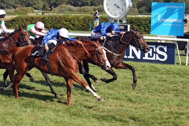 Ein Doppelsieg für die berühmten Godolphin-Farben: Innen siegt Dark Vision unter Jockey Francis Norton vor der eigentlich favorisierten Stute Half Light, auf dem 3. Platz kommt Rubaiyat als bestes deutsches Pferd. www.galoppfoto.de - Sabine Brose