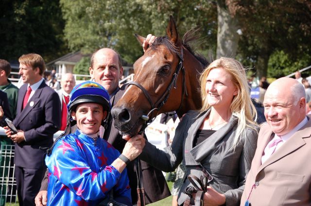 Borderlescott mit Jockey Neil Calla, Rebecca und Robin Bastiman. Foto: JJ Clark