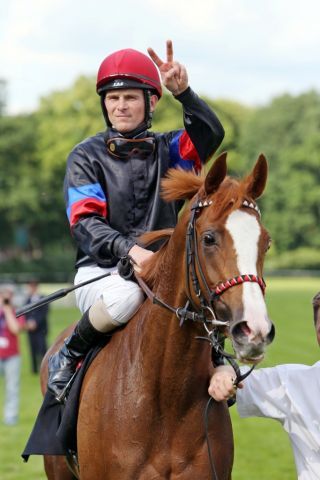 Ein jubelnder Jozef Bojko auf Monami nach ihrem Sieg im Diana-Trial, Gr. II. www.hoppegarten.com - Frank Sorge