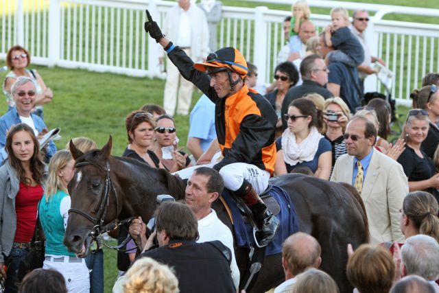 Ein Pferd mit Perspektive - Amaron mit Andreas Helfenbein nach dem Sieg im American Express Rennen, Gr. III , in Baden-Baden. www.galoppfoto.de