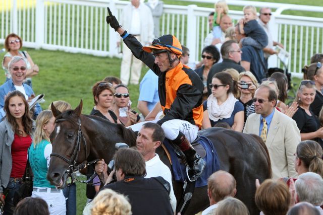 Startet nun in Krefeld: Amaron mit Andreas Helfenbein nach dem Sieg im American Express Rennen, Gr. III , in Baden-Baden. www.galoppfoto.de