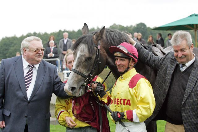 Hans-Jürgen Buldt (links) mit seinem besten Pferd: Dem Goldene Peitsche Sieger Electric Beat - hier mit Thorsten Mundry und Trainer Christian Sprengel bei der Präsentation als Deckhengst. www.galoppfoto.de - Frank Sorge 