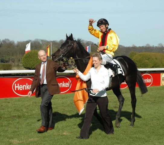 Erster Gruppesieger des Jahres 2013 - Global Thrill mit Adrie de Vries und Trainer Jens Hirschberger. Foto: Gabriele Suhr