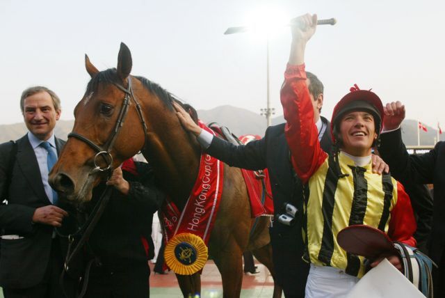 Nach dem Sieg von Falbrav unter Frankie Dettori im Hong Kong Cup 2003, links Luca Cumani. www.galoppfoto.de