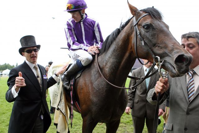 Fame and Glory mit Jamie Spencer und Trainer Aidan O'Brien nach seinem Gold Cup-Erfolg in Ascot ist nun auf dem Weg nach Dubai. www.galoppfoto.de