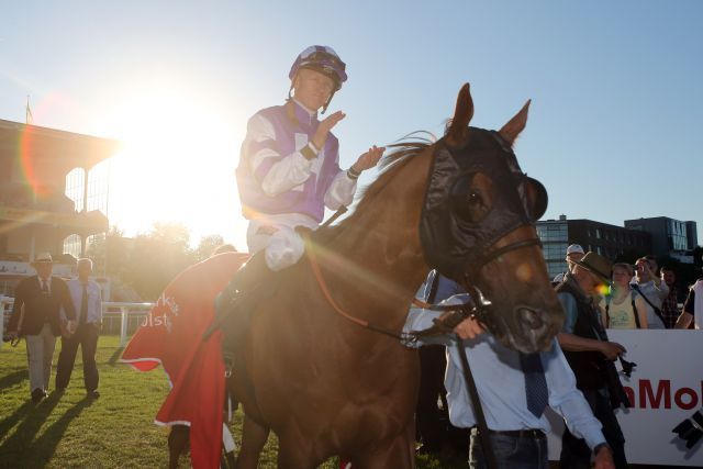 Filip Minarik freut sich bei Traumwetter über den Sieg mit Gestüt Höny-Hofs Donnerschlag im Sparkasse Holstein-Cup. www.galoppfoto.de - Frank Sorge