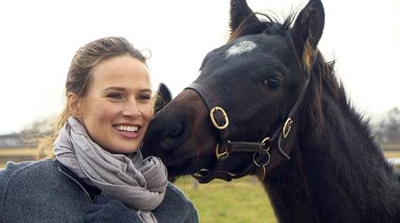 Francesca Cumani mit dem Nachwuchs von Darley in Japan. Foto: CNN