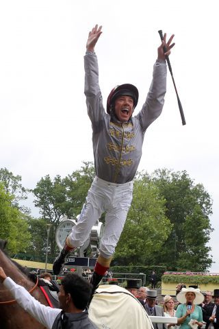 Frankie Dettori - hier bei seinem gleichnamigen Jump von Baitha Alga nach den Norfolk Stakes in Royal Ascot - war auch bei der Premiere in Saratoga erfolgreich. www.galoppfoto.de - Frank Sorge