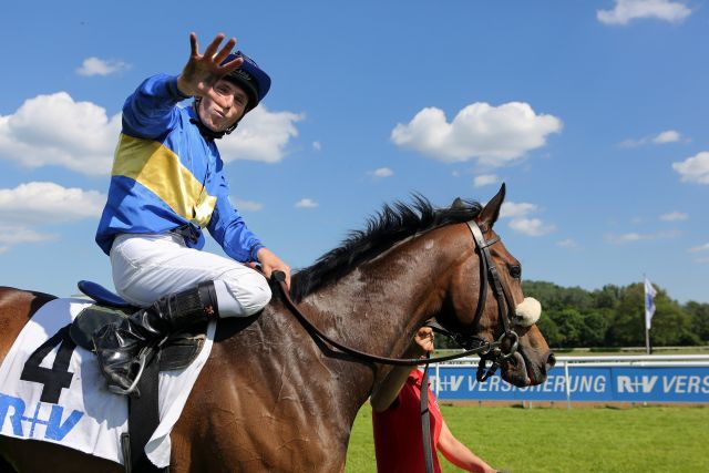 Für den Jockey Stephan Hellyn war es der fünfte Siegtreffer in Folge - für die Toylsome-Tochter Narita die Premiere. www.galoppfoto.de - Frank Sorge