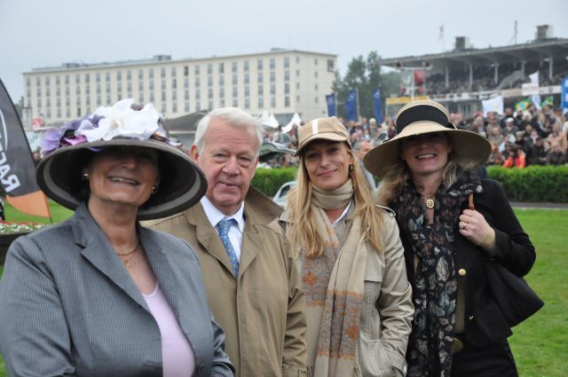 Züchter Hannes K. Gutschow und seine "Deerns" beim Derby : Ehefrau Gisela und die Töchtern Jana und Celestine. Foto: J. J. Clarke