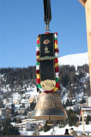 Pünktlich im Februar wird diese Glocke auf dem zugefrorenen St. Moritzersee wieder geläutet. Foto: Claudia von der Recke