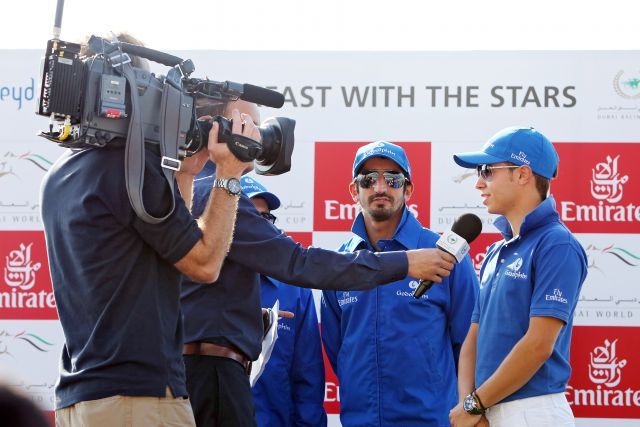 Kriegt Konkurrenz: Godolphin-Jockey Mickael Barzalona (rechts im TV-Interview). www.galoppfoto.de - Frank Sorge