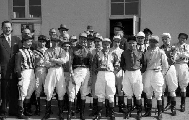 Gruppenfoto der Jockeys vor dem 86. Deutschen Derby 1955. www.galoppfoto.de - Archiv Hilde Hoppe