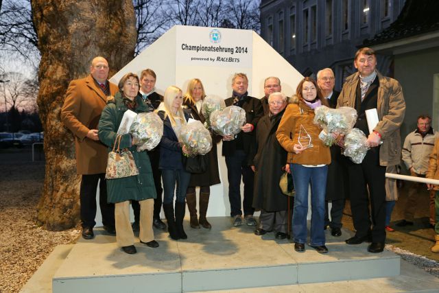 Die Championatsehrung in Dortmund mit Direktoriumspräsident Albrecht Woeste (2. v. r.), Hein Bollow, der kürzlich seinen 94. Geburtstag gefeiert hat (4. v. r.) und dem Dortmunder Rennvereinspräsidenten Andreas Tiedtke (links). Foto: Dr. Jens Fuchs