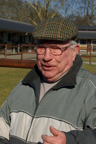 Hein Bollow bei seinem morgendlichen Trainingsbesuch im Asterblüte-Stall. Foto: www.dequia.de 