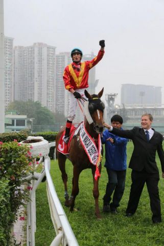 Jubel über den Sieg im Macau Derby: Andreas Helfenbein mit Lucky And Wealthy. Foto: Macau Racing