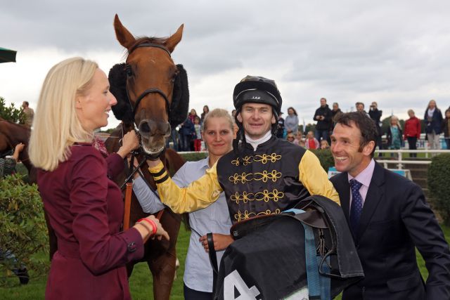 Trainer Paul Harley (r.) beim jüngsten Sieg auf der Neuen Bult mit Iberica, Jockey Robert Havlin und Besitzerin Julia Baum. www.galoppfoto.de - Frank Sorge