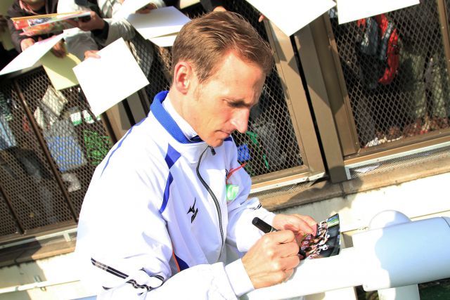 In Japan auch bei den Rennsportfans ein gefragter Jockey: Andrasch Starke schreibt fleißig Autogramme in Tokio. www.galoppfoto.de - Yasuo Ito