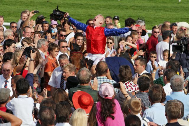 Das Bad in der Menge: Ivanhowe mit Filip Minarik nach dem Sieg im Longines - Großer preis von Baden 2014, jetzt ist Ito das Pferd der Wahl. www.galoppfoto.de - Frank Sorge