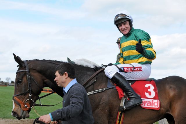 Der Dress stimmt: Barry Geraghty auf Jezki. www.galoppfoto.de - J. J. Clark