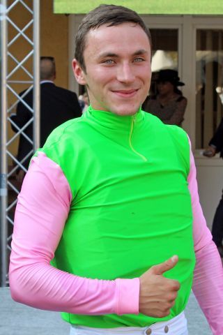 Jockey Clément Lecoeuvre im Portrait 2019 in Iffezheim im Dress von Darius Racing. www.galoppfoto.de - Frank Sorge
