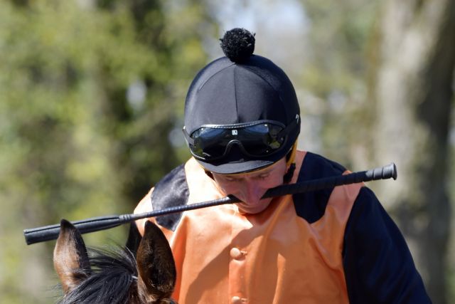 So geht's auch: Jockey John Egan hält die Peitsche zwischen den Zähnen. ©galoppfoto - Frank Sorge