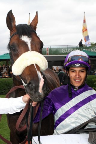 Johan Victoire mit Nicolosio nach dem Listentreffer in Hannover. www.galoppfoto.de - Frank Sorge