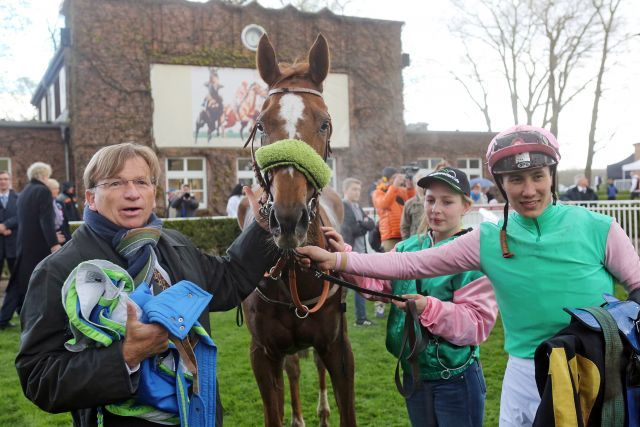 Im Aufwärtstrend: Jockey Bauyrzhan Murzabayev mit Kashmar und Trainer Werner Glanz nach dem Listentreffer in Hoppegarten. www.galoppfoto.de - Frank Sorge