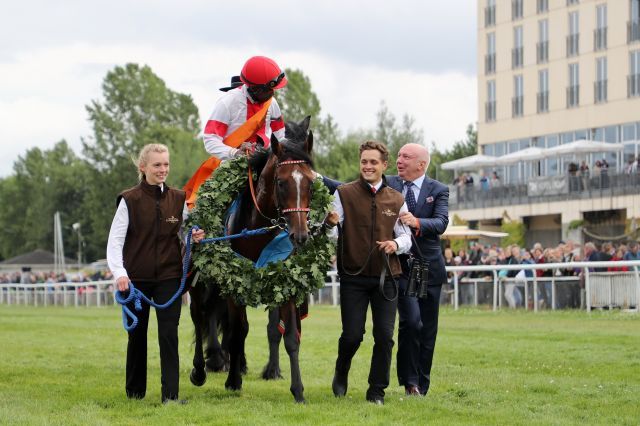 Nachfolger gesucht: Der Sieger im Jubiläumsderby - Laccario mit Jockey Eduardo Pedroza und Besitzer Manfred Ostermann. www.galoppfoto.de