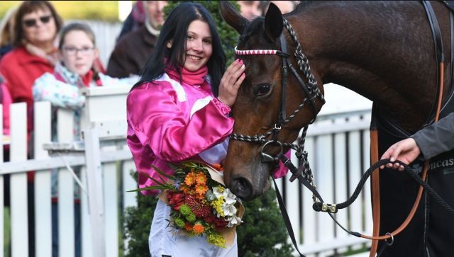 Simone Laubeova und Lady in Pink. Foto: Bohumil Krizan/Jockey Club