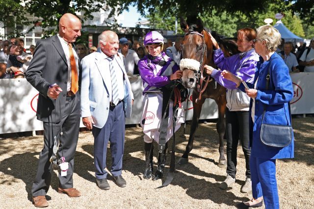 Eine prominente Runde: Jürgen und Ursula Imm mit Trainer Christian von der Recke und Jockey Ryan Moore nach dem Sieg von Lario in Düsseldorf. www.galoppfoto.de - Sandra Scherning